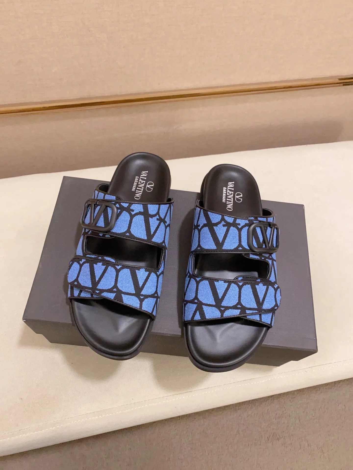 Men's shoes💰: 440💰High version [Valentino] New men's boutique slippers, counter quality, classic plaid, the actual workmanship is quite complex🔰The uppers are made of imported canvas fabric➕🐑Sheepskin lining, which tests the craftsman's craftsmanship➕original PU outsole. Size: 38-44 (45 can be customized, non-refundable)
